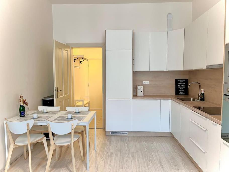 Leger Residence Apartment Прага Екстериор снимка